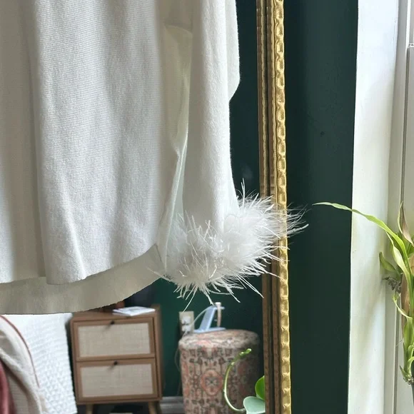 Bloomingdale’s Sioni Milano White Feathered Sweater. - Picture 4 of 7